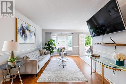 19 Foxtrot Drive, Hamilton (Stoney Creek Mountain), ON - Indoor Photo Showing Living Room