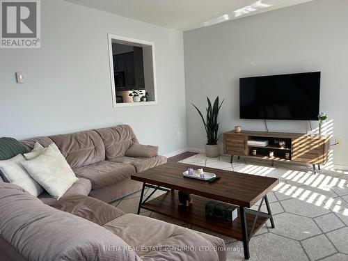 61 - 2145 North Routledge Park, London, ON - Indoor Photo Showing Living Room