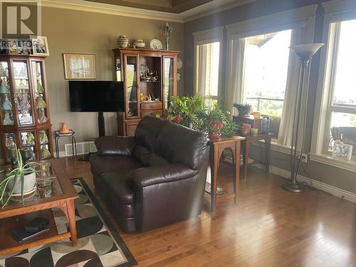 1042 Mt Ida Drive, Vernon, BC - Indoor Photo Showing Living Room