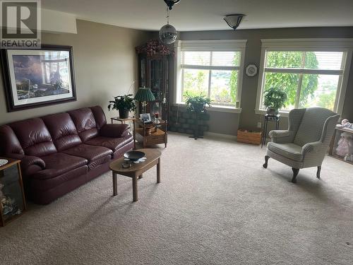 1042 Mt Ida Drive, Vernon, BC - Indoor Photo Showing Living Room