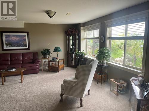 1042 Mt Ida Drive, Vernon, BC - Indoor Photo Showing Living Room