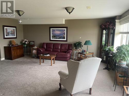 1042 Mt Ida Drive, Vernon, BC - Indoor Photo Showing Living Room