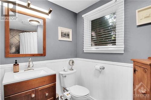 904 Smyth Road, Ottawa, ON - Indoor Photo Showing Bathroom