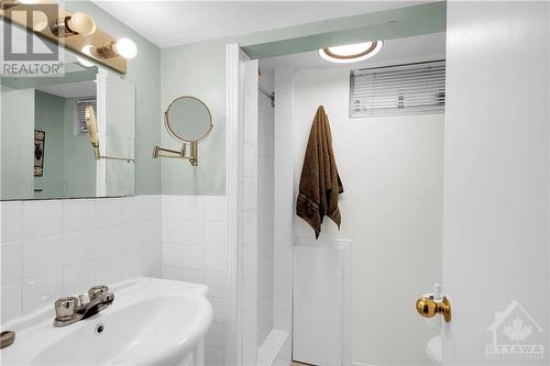 904 Smyth Road, Ottawa, ON - Indoor Photo Showing Bathroom