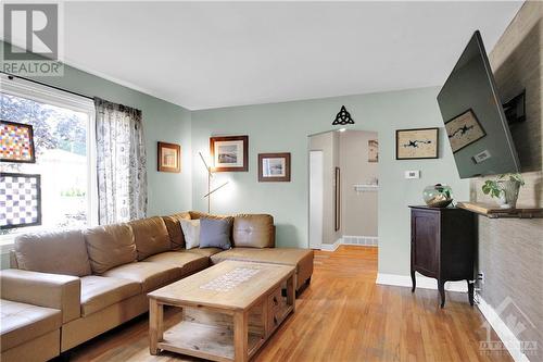 904 Smyth Road, Ottawa, ON - Indoor Photo Showing Living Room