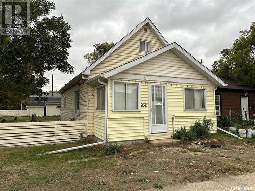 932 9Th Avenue Sw, Moose Jaw, SK - Outdoor With Facade