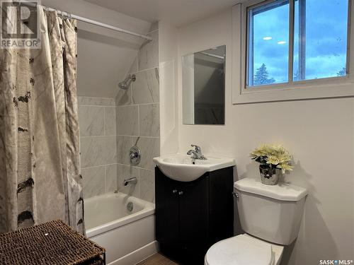 932 9Th Avenue Sw, Moose Jaw, SK - Indoor Photo Showing Bathroom