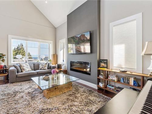 104-231 2Nd Ave, Qualicum Beach, BC - Indoor Photo Showing Living Room With Fireplace