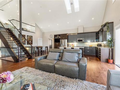 104-231 2Nd Ave, Qualicum Beach, BC - Indoor Photo Showing Living Room