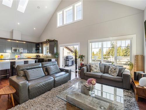 104-231 2Nd Ave, Qualicum Beach, BC - Indoor Photo Showing Living Room