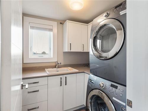 104-231 2Nd Ave, Qualicum Beach, BC - Indoor Photo Showing Laundry Room