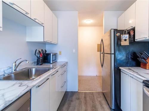 421-3255 Glasgow Ave, Saanich, BC - Indoor Photo Showing Kitchen