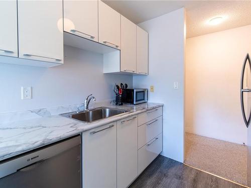 421-3255 Glasgow Ave, Saanich, BC - Indoor Photo Showing Kitchen