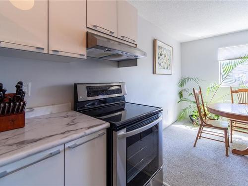 421-3255 Glasgow Ave, Saanich, BC - Indoor Photo Showing Kitchen