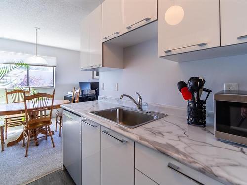 421-3255 Glasgow Ave, Saanich, BC - Indoor Photo Showing Kitchen