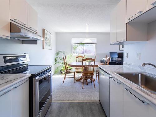 421-3255 Glasgow Ave, Saanich, BC - Indoor Photo Showing Kitchen