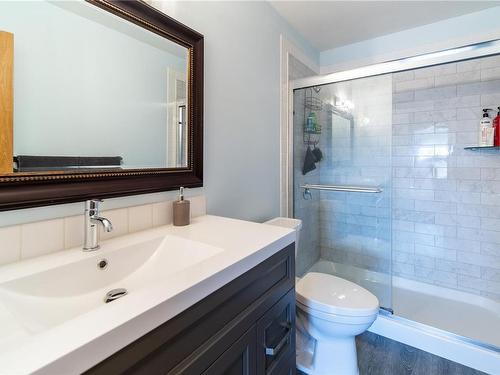 421-3255 Glasgow Ave, Saanich, BC - Indoor Photo Showing Bathroom