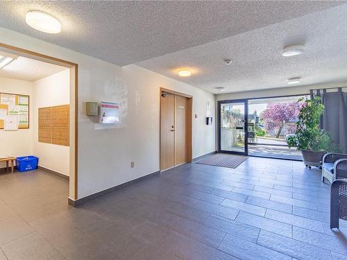 421-3255 Glasgow Ave, Saanich, BC - Indoor Photo Showing Other Room