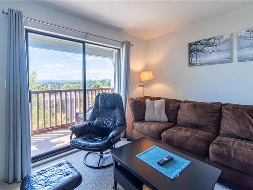 421-3255 Glasgow Ave, Saanich, BC - Indoor Photo Showing Living Room