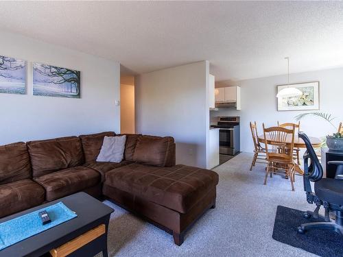 421-3255 Glasgow Ave, Saanich, BC - Indoor Photo Showing Living Room