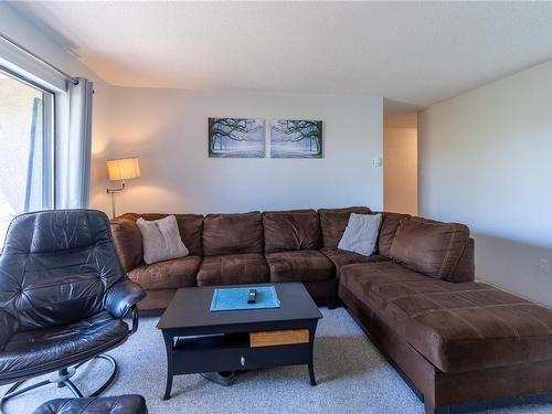 421-3255 Glasgow Ave, Saanich, BC - Indoor Photo Showing Living Room