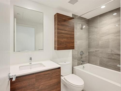 401-369 Tyee Rd, Victoria, BC - Indoor Photo Showing Bathroom