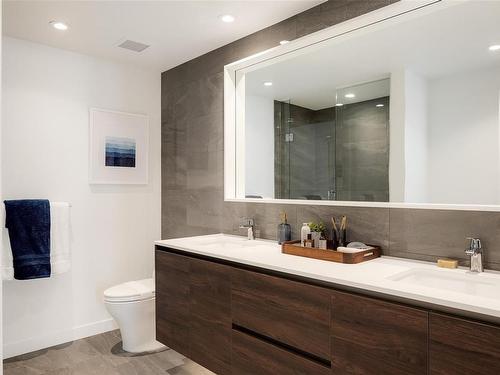 407-363 Tyee Rd, Victoria, BC - Indoor Photo Showing Bathroom