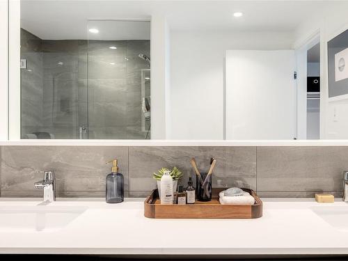 407-363 Tyee Rd, Victoria, BC - Indoor Photo Showing Bathroom