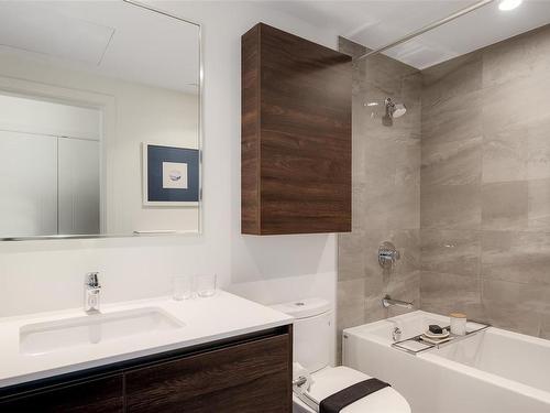 407-363 Tyee Rd, Victoria, BC - Indoor Photo Showing Bathroom