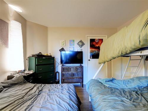 201-3277 Quadra St, Saanich, BC - Indoor Photo Showing Bedroom