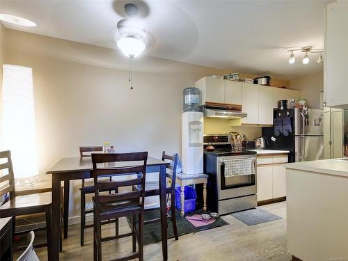 201-3277 Quadra St, Saanich, BC - Indoor Photo Showing Kitchen