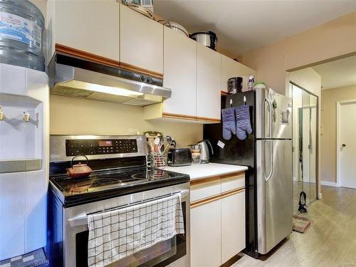 201-3277 Quadra St, Saanich, BC - Indoor Photo Showing Kitchen