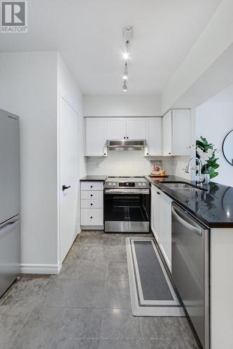 209 - 600 Queens Quay W, Toronto (Waterfront Communities), ON - Indoor Photo Showing Kitchen With Stainless Steel Kitchen