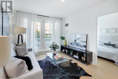 209 - 600 Queens Quay W, Toronto (Waterfront Communities), ON - Indoor Photo Showing Living Room