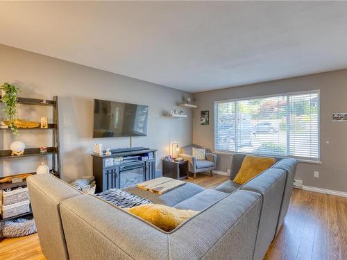 B-534 Ridge Rd, Campbell River, BC - Indoor Photo Showing Living Room