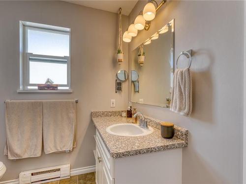 B-534 Ridge Rd, Campbell River, BC - Indoor Photo Showing Bathroom