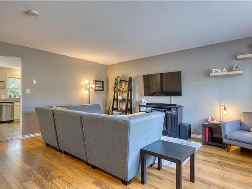 B-534 Ridge Rd, Campbell River, BC - Indoor Photo Showing Living Room