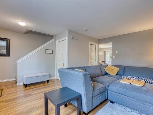 B-534 Ridge Rd, Campbell River, BC - Indoor Photo Showing Living Room