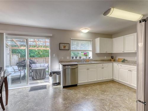 B-534 Ridge Rd, Campbell River, BC - Indoor Photo Showing Kitchen