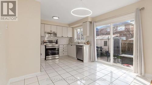 14 Wetmeadow Drive, Brampton (Fletcher'S Meadow), ON - Indoor Photo Showing Kitchen