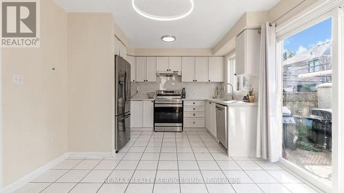 14 Wetmeadow Drive, Brampton (Fletcher'S Meadow), ON - Indoor Photo Showing Kitchen