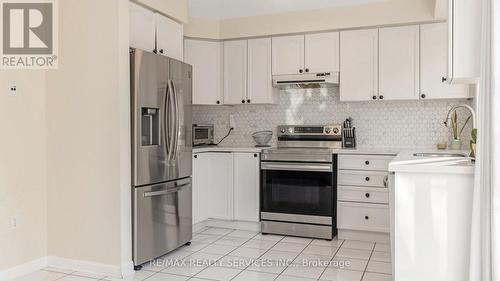 14 Wetmeadow Drive, Brampton (Fletcher'S Meadow), ON - Indoor Photo Showing Kitchen