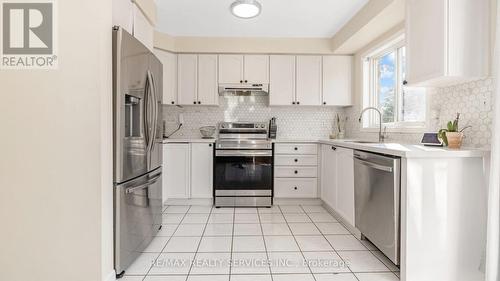 14 Wetmeadow Drive, Brampton (Fletcher'S Meadow), ON - Indoor Photo Showing Kitchen With Upgraded Kitchen