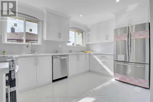 11 Ava Court, Brampton (Avondale), ON - Indoor Photo Showing Kitchen With Upgraded Kitchen