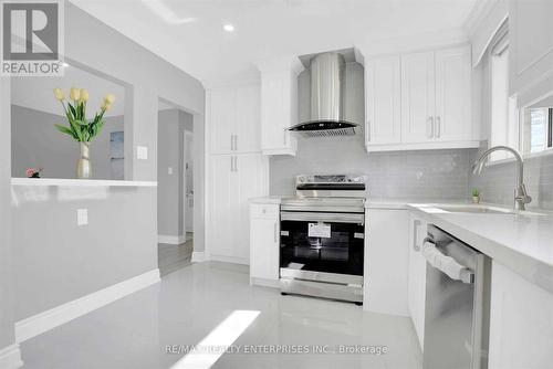 11 Ava Court, Brampton (Avondale), ON - Indoor Photo Showing Kitchen