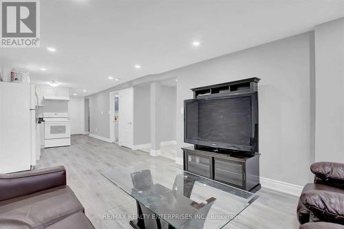 11 Ava Court, Brampton (Avondale), ON - Indoor Photo Showing Living Room