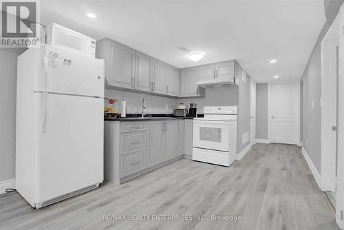 11 Ava Court, Brampton (Avondale), ON - Indoor Photo Showing Kitchen