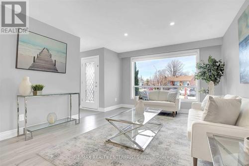 11 Ava Court, Brampton, ON - Indoor Photo Showing Living Room