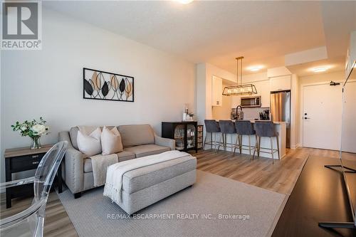 321 - 600 North Service Road, Hamilton (Lakeshore), ON - Indoor Photo Showing Living Room