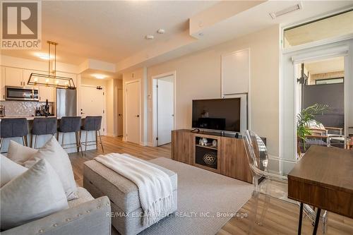 321 - 600 North Service Road, Hamilton (Lakeshore), ON - Indoor Photo Showing Living Room